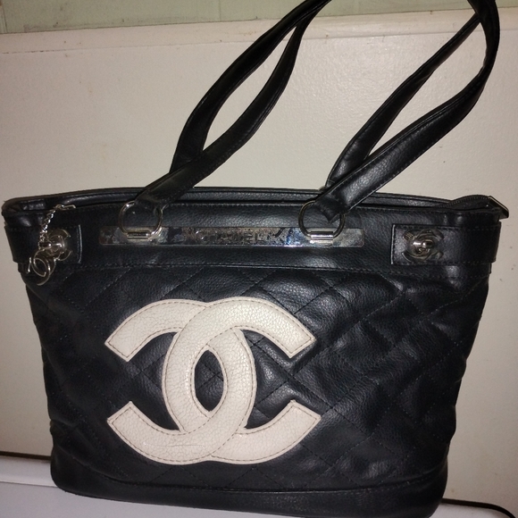 CHANEL Black and Cream Quilted Purse... read Description... - Picture 2 of 11